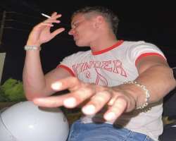Aron Piper smoking